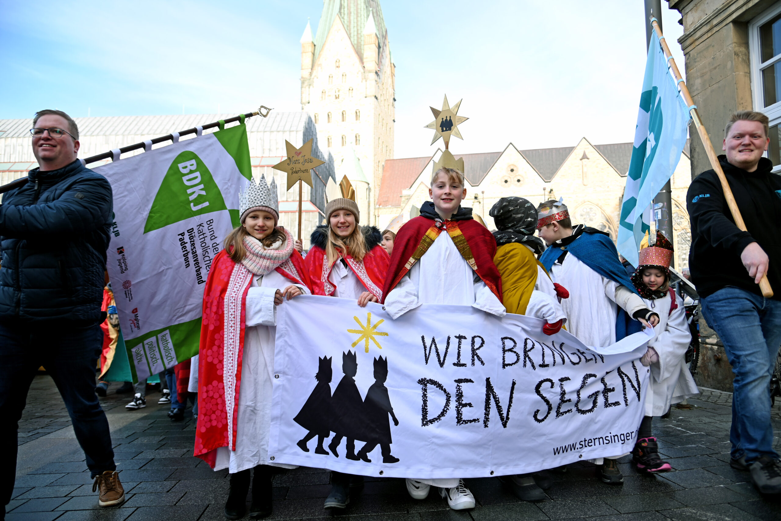 Die Sternsinger und Sternsingerinnen ziehen in ihren bunten Gewändern und mit ihren glänzenden Kronen durch die Innenstadt Paderborns.