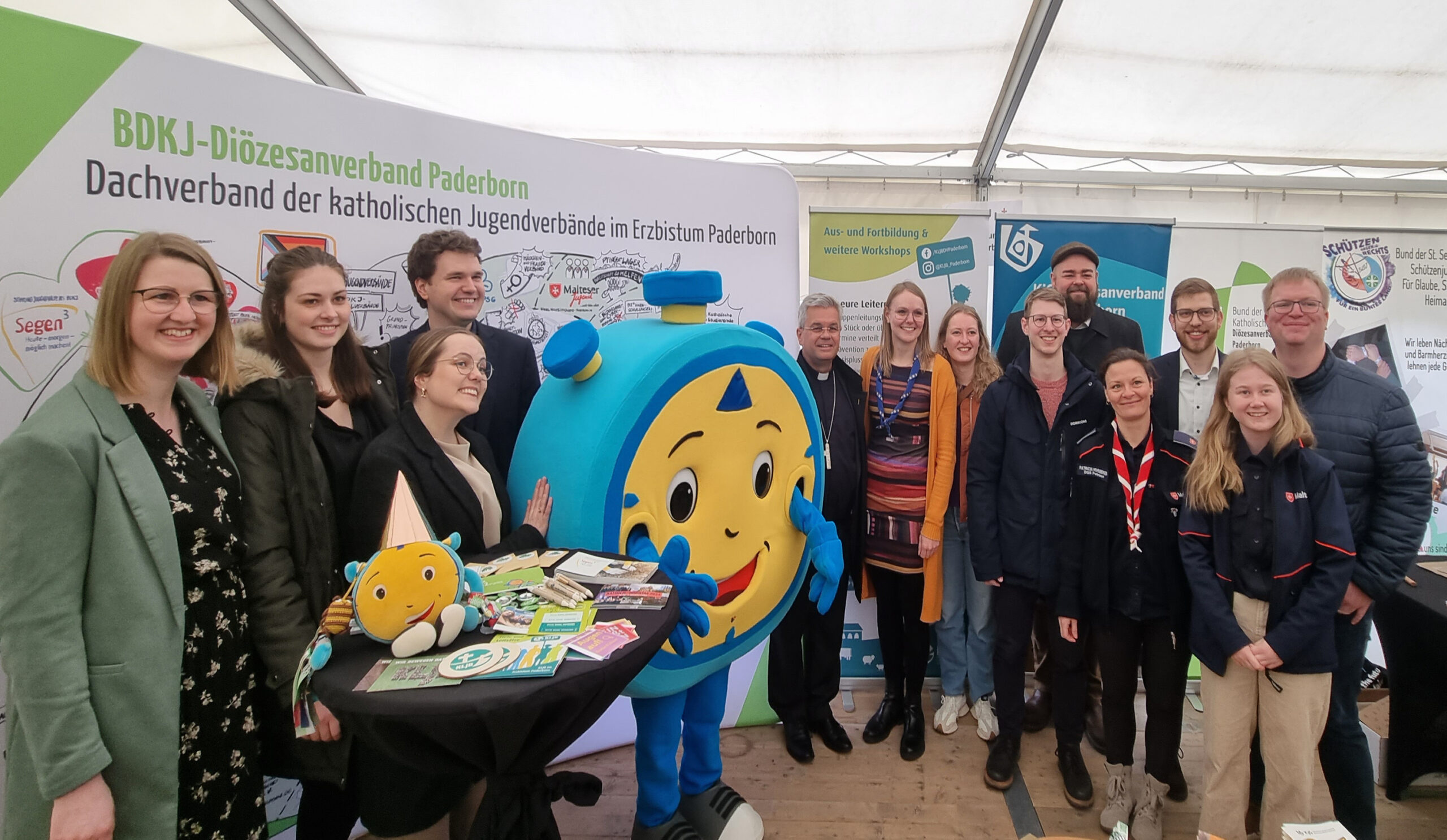 Auf dem Markt der Möglichkeiten trafen einige Vertreter*innen der Jugendverbände Erzbischof Udo Markus Bentz. Erzbischof Dr. Bentz nahm sich die Zeit dieVielfalt der Verbände kennenzulernen und mit den Engagierten ins Gespräch zu kommen. Eine gute Grundlage für die zukünftige gemeinsame Arbeit.