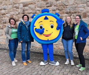 Die Eventgruppe der 72-Stunden-Aktion in Paderborn freut sich über die vielen Teilnehmer*innen. (v.l.n.r. Theresa Braun, Astrid Lessing, Stoppt, Lena Topp, Anna-Lena Schröder)