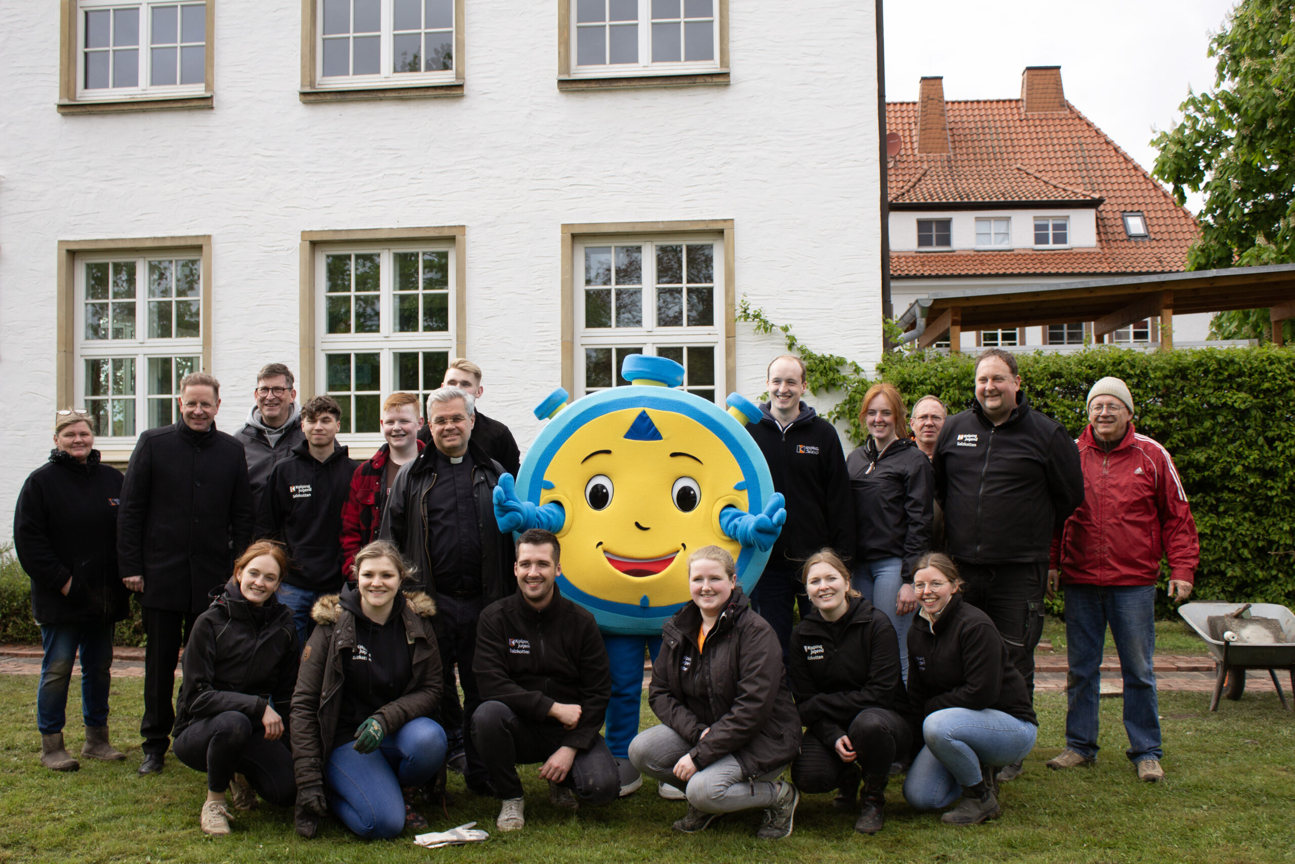 Die Kolpingjugend Salzkotten verschönert das Außengelände der Simonschule.