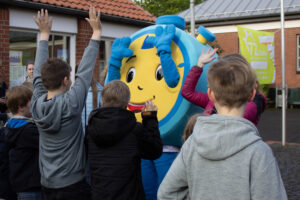 Begeisterung bei den Kindern der DPSG St. Hedwig in Paderborn: Stoppi, das Maskottchen der 72-Stunden-Aktion ist zu Besuch.