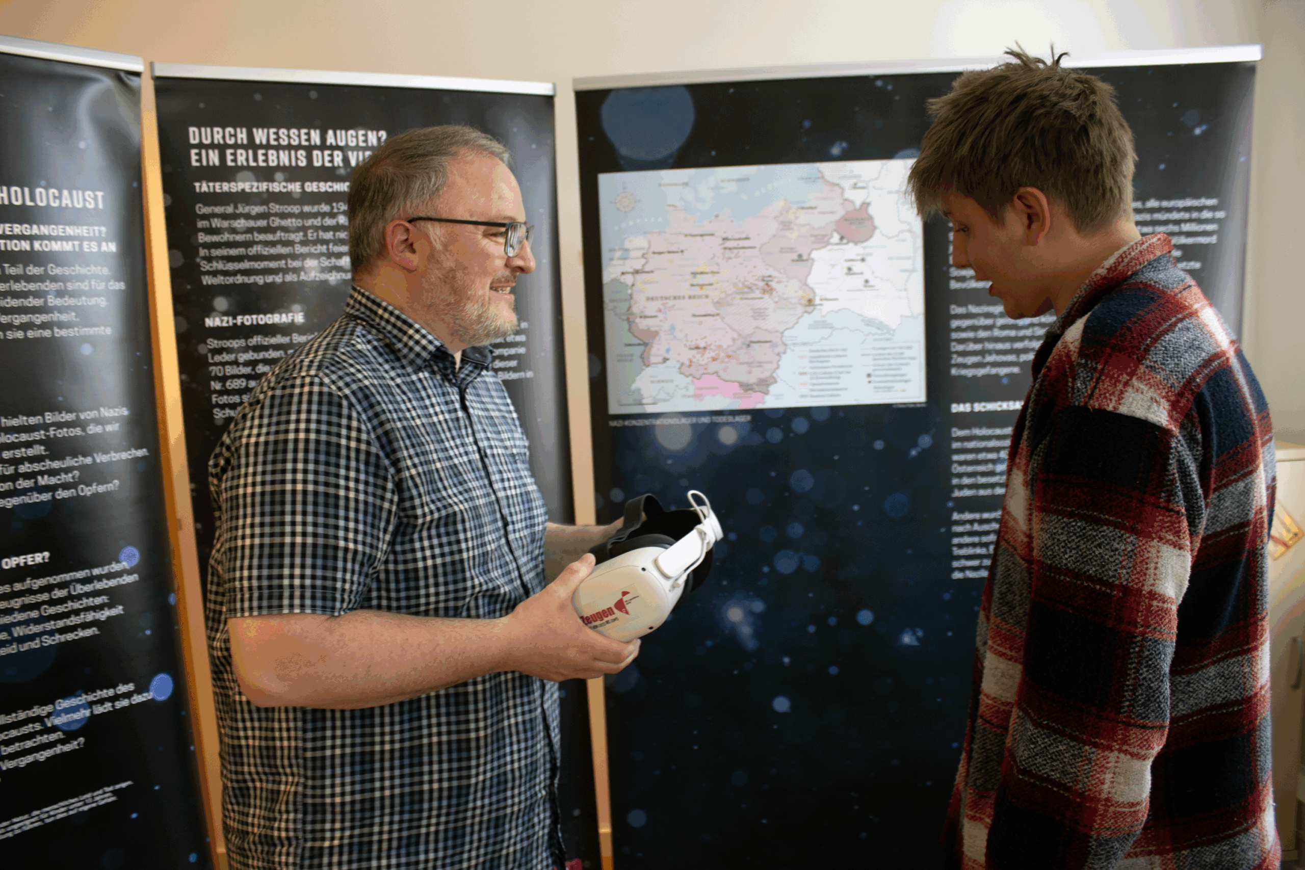 Nico Schnittger, Pädagogischer Leiter der BDKJ Jugendbildung gGmbH und Hauptverantwortlicher des Projekts „ZeitohneZeugen“ erklärt einem Teilnehmer das Projekt.