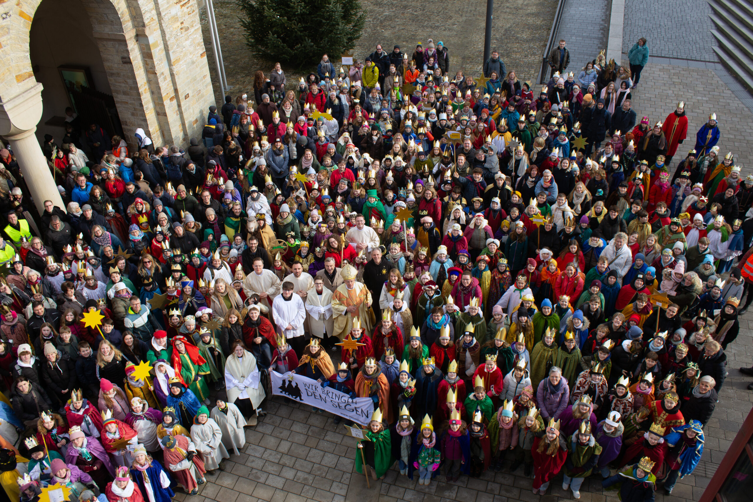 Rund 900 Sternsinger*innen und ihre Begleitpersonen aus dem gesamten Erzbistum Paderborn kamen heute zur diözesanen Dankesfeier in den Hohen Dom zu Paderborn.