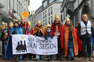 Nach dem Gottesdienst zogen die Sternsinger*innen in einem stimmungsvollen Umzug durch die Paderborner Innenstadt.