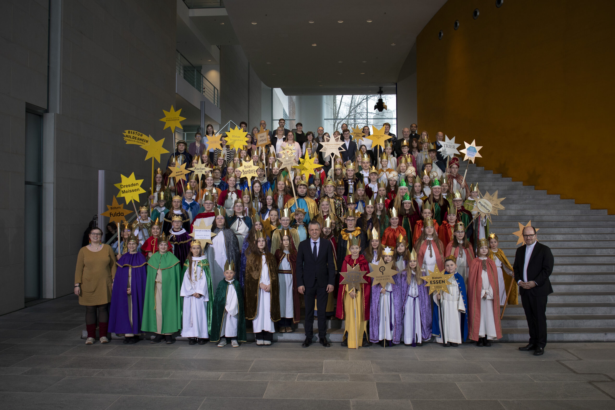 ronen, Sterne und Kinder in prächtigen Gewändern im Kanzleramt: Minister Thorsten Frei, Chef des Bundeskanzleramts, empfing am 06. Januar 108 Sternsinger aus ganz Deutschland stellvertretend für die engagierten Mädchen und Jungen, die sich rund um das Dreikönigsfest bundesweit an der 68. Aktion Dreikönigssingen beteiligen.