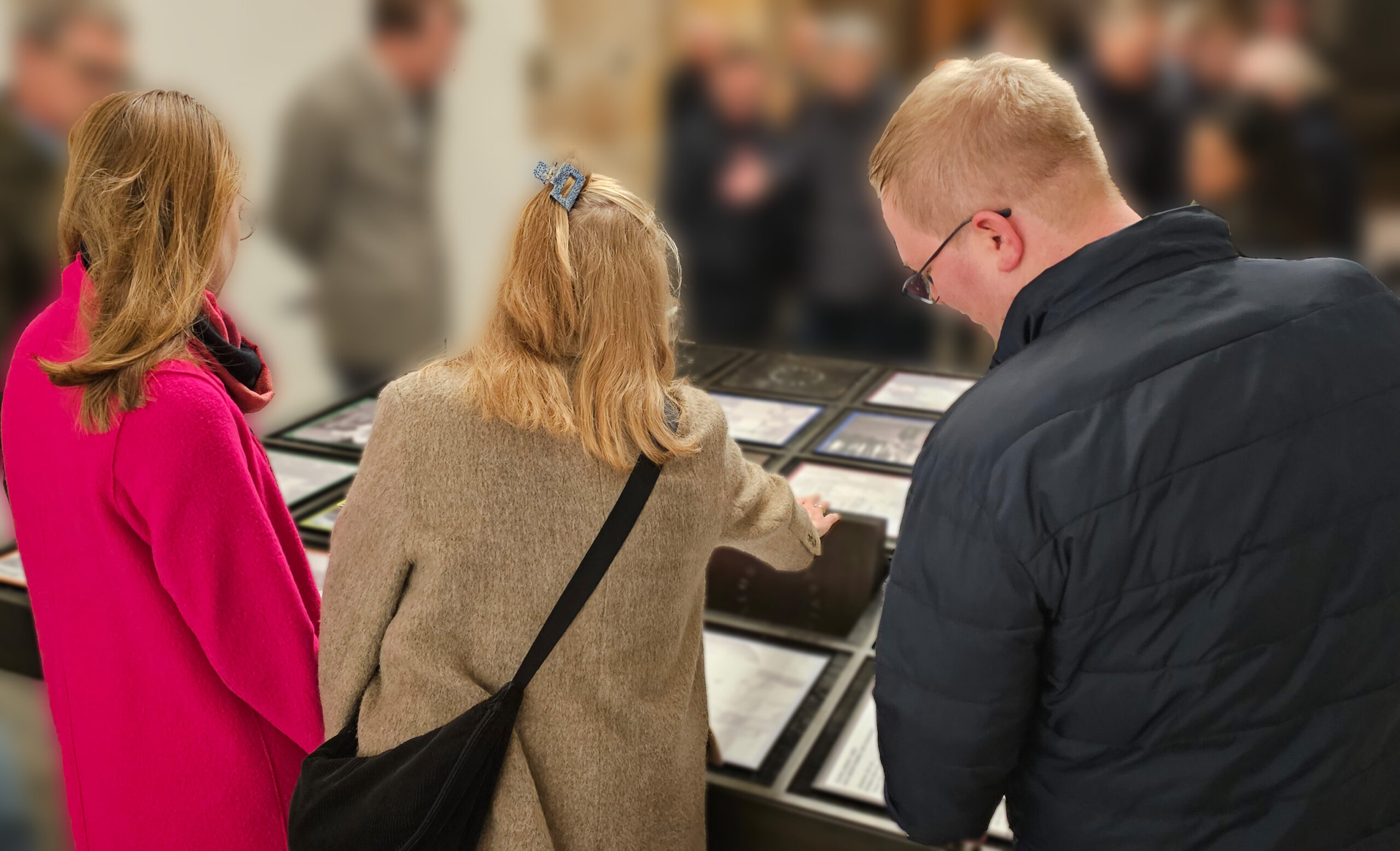 Der BDKJ-Diözesanvorstand nahm an der Gedenkstudie teil und bewertet diesen zentralen Gedenkort als ein wichtiges und deutliches Zeichen (v.l.n.r. Jan Hilkenbach (BDKJ-Diözesanvorsitzender Paderborn), Lena Topp (BDKJ-Diözesanvorsitzende Paderborn) und Helena Schmidt (BDKJ Diözesanseelsorgerin Paderborn).