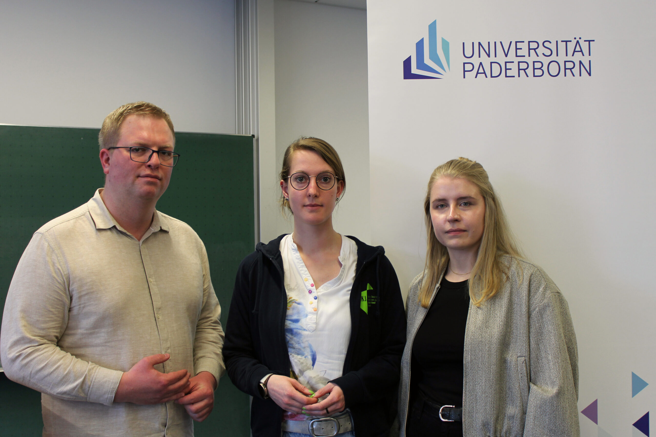 BDKJ-Diözesanverband Paderborn fordert klare Konsequenzen nach Veröffentlichung der Missbrauchsstudie. (v.l.n.r. Helena Schmidt (BDKJ Diözesanseelsorgerin Paderborn), Jan Hilkenbach (BDKJ-Diözesanvorsitzender Paderborn) und Lena Topp (BDKJ-Diözesanvorsitzende Paderborn).