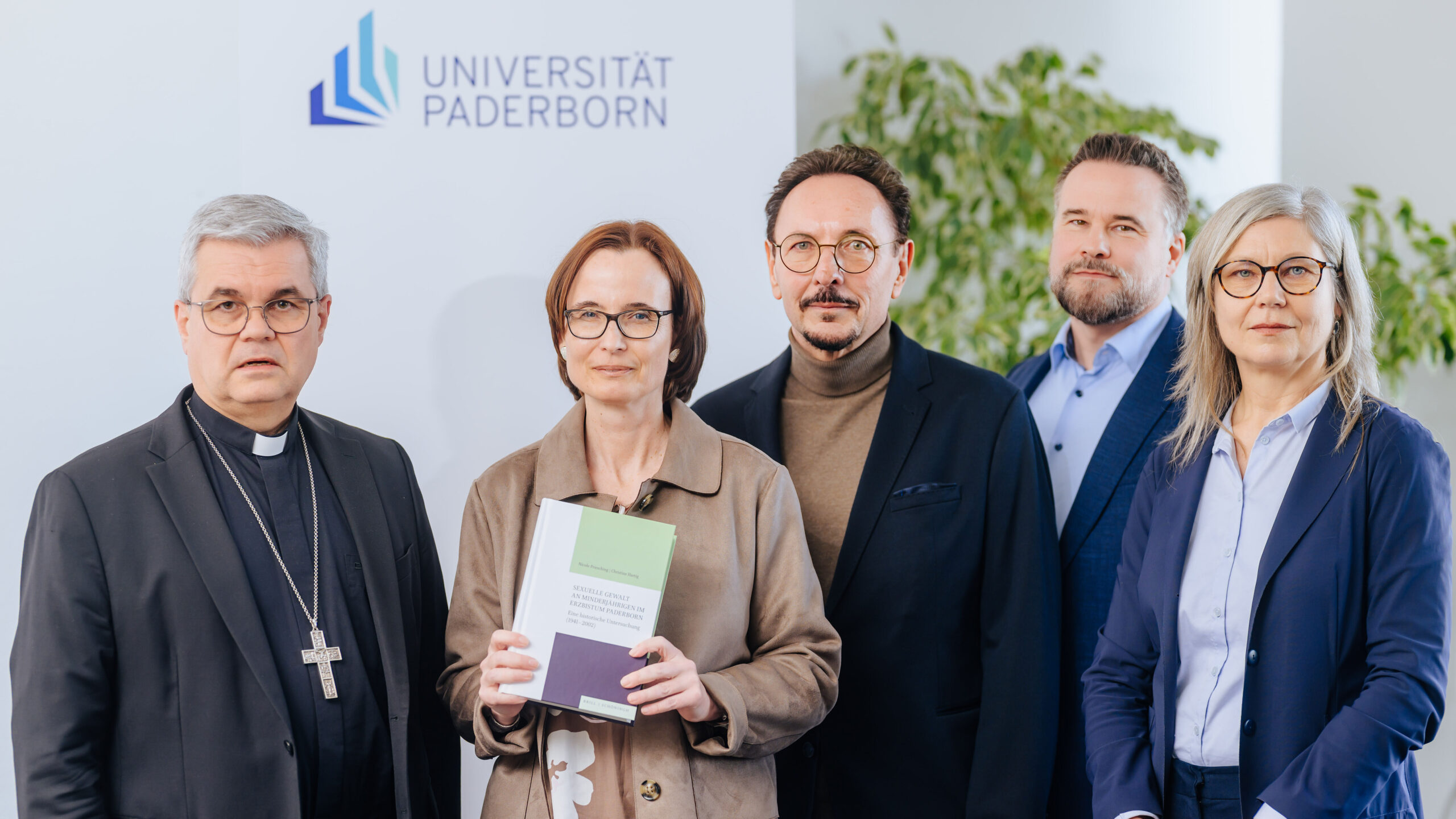 (v.l.) Erzbischof Dr. Udo Markus Bentz, Prof. Dr. Nicole Priesching, Reinhold Harnisch, Prof. Dr. Matthias Bauer und Dr. des. Christine Hartig.