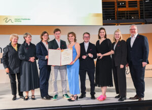 Laudatorin Prof. Monika Grütters verleiht dem Projektteam „Zeit ohne Zeugen“ vom BDKJ Diözesanverband Paderborn den Margot Friedländer Projektpreis.