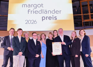 Das Projektteam „Zeit ohne Zeugen“ vom BDKJ Diözesanverband Paderborn mit Prof. Monika Grütters (stellv. Vorstandsvorsitzende), Prof. Dr. Karsten Dreinhöfer (Vorstandsvorsitzender) und Elke Büdenbender (Vorsitzende der Jury des Preises).